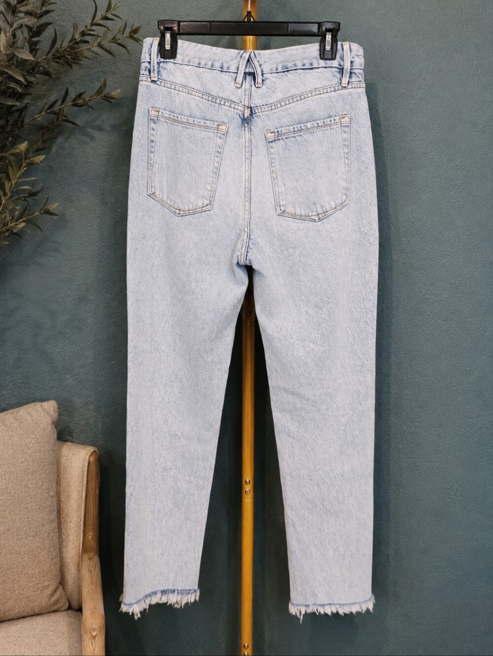 Good American Good Classic High Rise Distressed Jeans Light Wash 4/27 - Picture 2 of 5